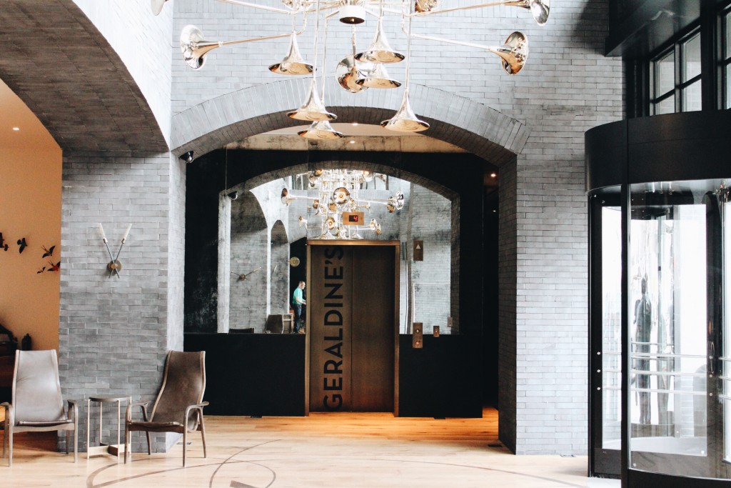 Welcome to Hotel Van Zandt in one of the hippest areas of Austin; iconic Rainey Street. | Austin, Texas travel guide | Hotel Van Zandt tour || Dressed to Kill